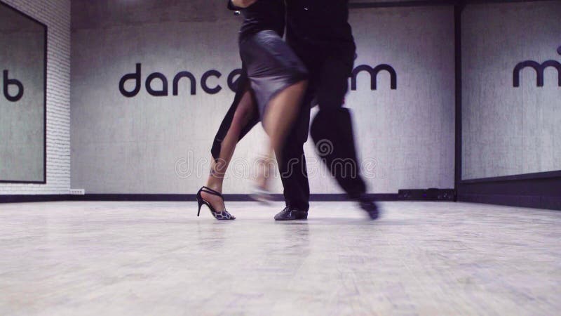 Ben av yrkesmässiga dansare som dansar tango lager videofilmer