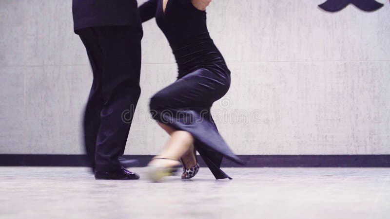 Ben av yrkesmässiga dansare som dansar tango arkivfilmer