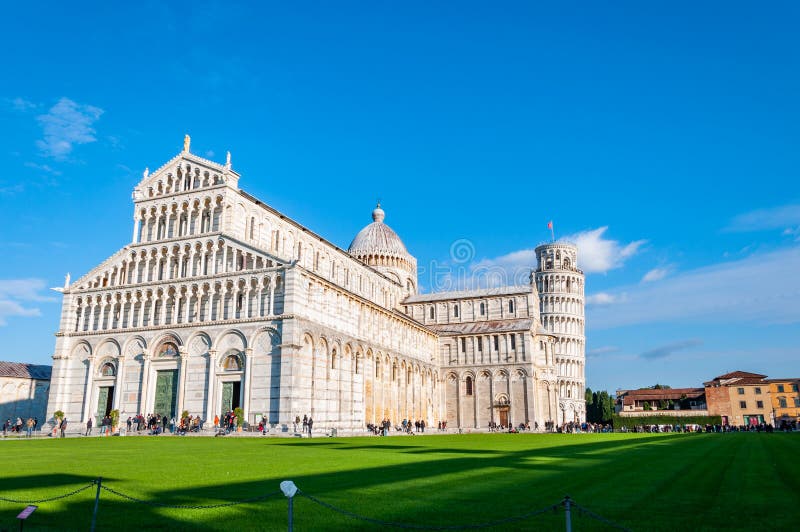 Ben?genhettorn och domkyrkan tilldelad till Santa Maria Assunta, i piazzadeien Miracoli i Pisa royaltyfri bild Ben?genhettorn och domkyrkan tilldelad till Santa Maria Assunta, i piazzadeien Miracoli i Pisa royaltyfri bild