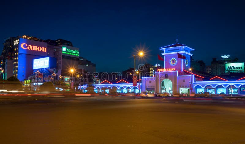 Ben Thanh Market bij nacht blauw uur met kleurrijk neonlicht stock fotografie Ben Thanh Market bij nacht blauw uur met kleurrijk neonlicht stock fotografie