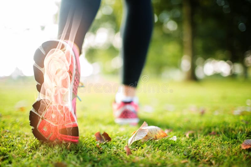 Benadrukte voetbeenderen van joggingvrouw stock afbeelding Benadrukte voetbeenderen van joggingvrouw stock afbeelding