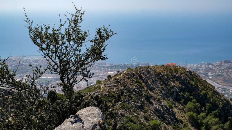 BENALMADENA, ANDALUCIA/SPAIN - 7 JUILLET : Vue de bâti Calamorr photos libres de droits BENALMADENA, ANDALUCIA/SPAIN - 7 JUILLET : Vue de bâti Calamorr photos libres de droits
