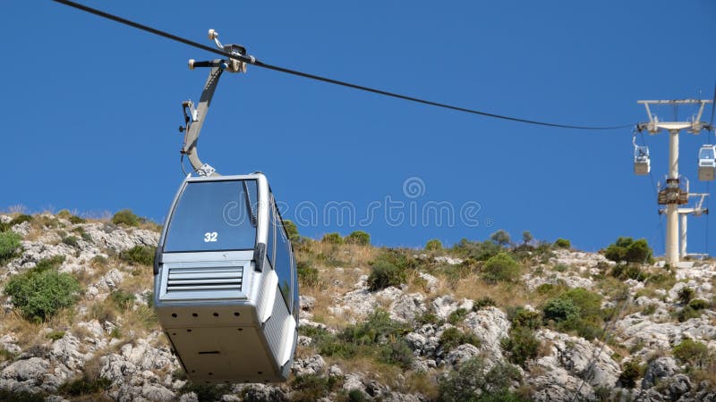 BENALMADENA, ANDALUCIA/SPAIN - 7 JULI: Kabelwagen om Calam op te zetten stock fotografie BENALMADENA, ANDALUCIA/SPAIN - 7 JULI: Kabelwagen om Calam op te zetten stock fotografie