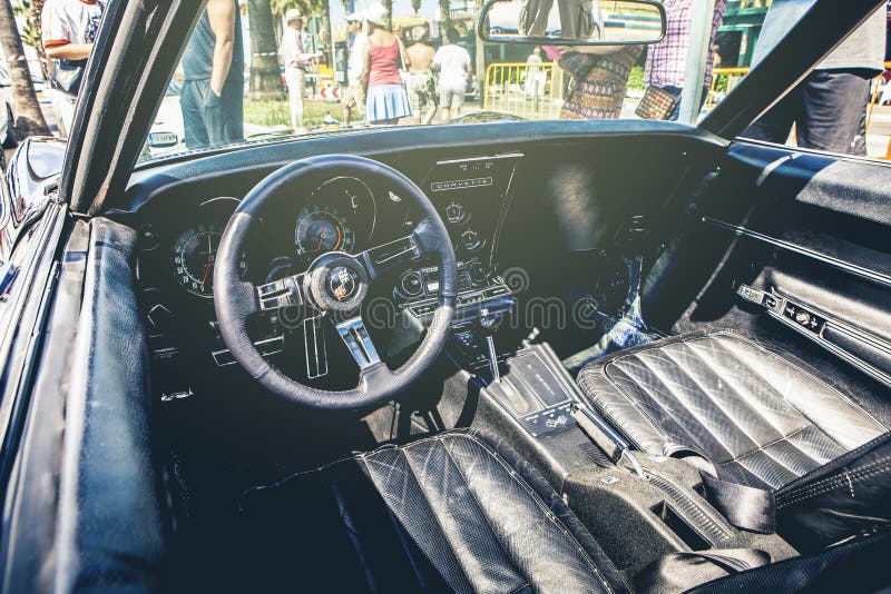 Benalmadena, España - 21 de junio de 2015: Vista interior de Chevrolet Corvette C3, parqueada en el puerto de Benalmadena España, imagenes de archivo Benalmadena, España - 21 de junio de 2015: Vista interior de Chevrolet Corvette C3, parqueada en el puerto de Benalmadena España, imagenes de archivo