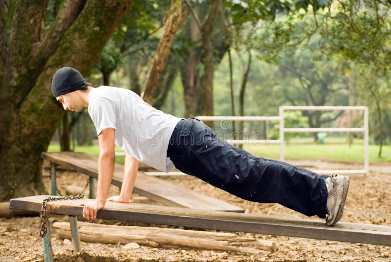 bench doing horizontal man park push ups στοκ φωτογραφία με δικαίωμα ελεύθερης χρήσης bench doing horizontal man park push ups στοκ φωτογραφία με δικαίωμα ελεύθερης χρήσης