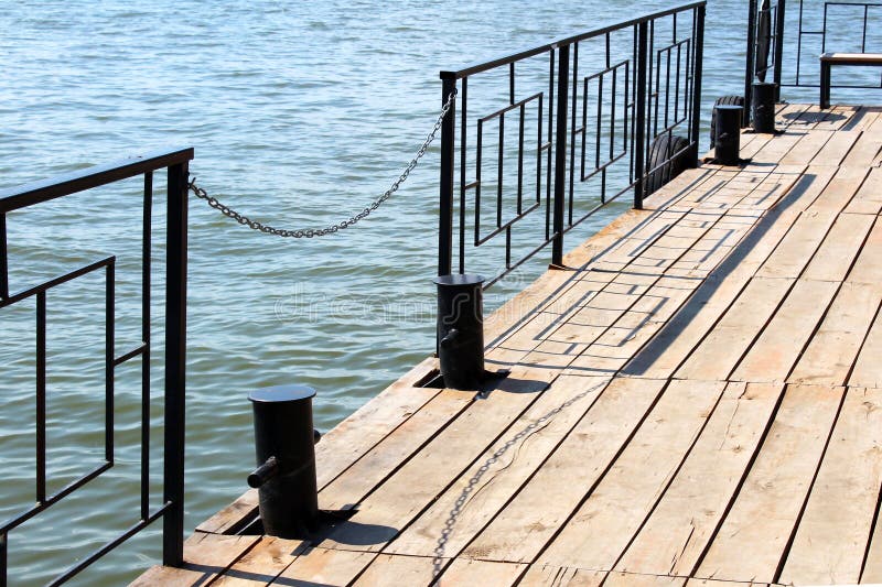 Bench no cais, estação do barco, lugar bonito fotografia de stock Bench no cais, estação do barco, lugar bonito fotografia de stock