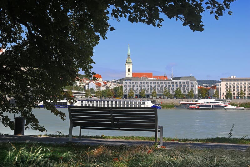 Lavička a strom v parku v popredí, Bratislava, Slovensko