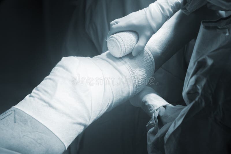 Forbici Chirurgiche Per Infermieri - 14 Cm - Fantasia Orme - Lister - Foto 2