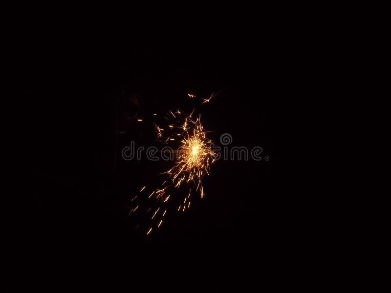 Bengalas En La Oscuridad Una Gavilla De Chispas Y De Fuego Brillantes Foto  de archivo - Imagen de hermoso, brillante: 136523750