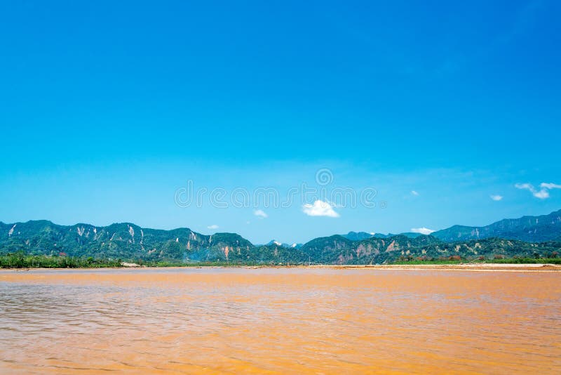 Beni River y colinas imágenes de archivo libres de regalías Beni River y colinas imágenes de archivo libres de regalías