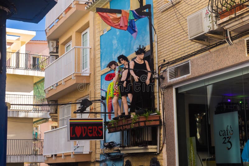Benidorm, Alicante España noviembre 01,2018: Maniquíes vestidos en gente gay en el balcón y el arco iris Gay Pride imagenes de archivo Benidorm, Alicante España noviembre 01,2018: Maniquíes vestidos en gente gay en el balcón y el arco iris Gay Pride imagenes de archivo