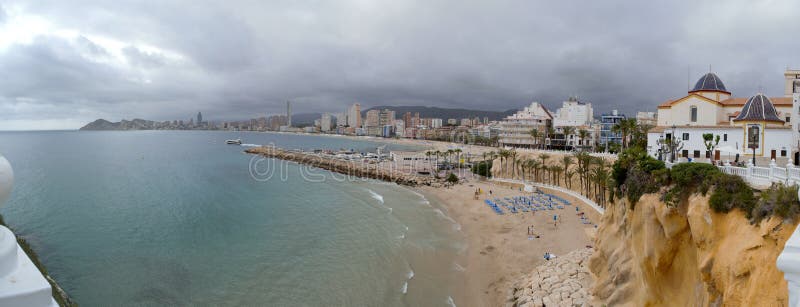 Benidorm, Alicante, Spanien; 2019-04-29: Panoramablick von Benidorm-Strand in Alicante, Spanien lizenzfreie stockfotografie Benidorm, Alicante, Spanien; 2019-04-29: Panoramablick von Benidorm-Strand in Alicante, Spanien lizenzfreie stockfotografie