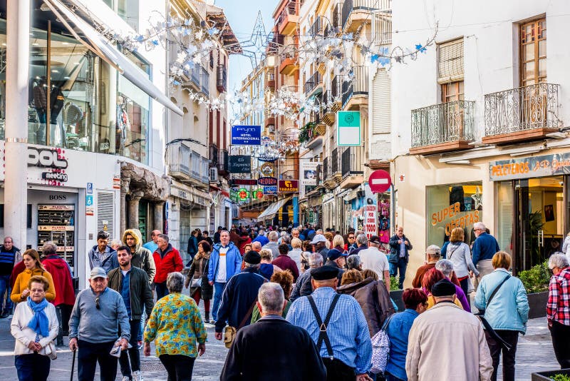 BENIDORM, SPANJE, 4 december, 2017: Mensen die op de het winkelen straat in Benidorm, Alicante, Spanje lopen royalty-vrije stock afbeeldingen BENIDORM, SPANJE, 4 december, 2017: Mensen die op de het winkelen straat in Benidorm, Alicante, Spanje lopen royalty-vrije stock afbeeldingen