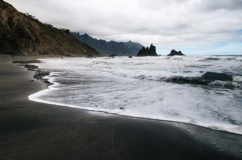 Benijo plaża z dużymi fala i czarny piasek na północnym wybrzeżu wyspa Tenerife, Hiszpania zdjęcie stock Benijo plaża z dużymi fala i czarny piasek na północnym wybrzeżu wyspa Tenerife, Hiszpania zdjęcie stock