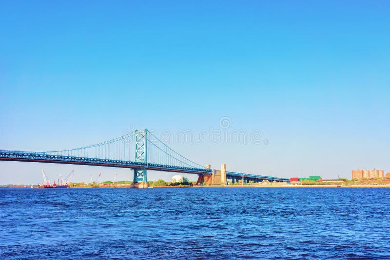 Benjamin Franklin Bridge sopra il fiume Delaware in Filadelfia immagine stock Benjamin Franklin Bridge sopra il fiume Delaware in Filadelfia immagine stock