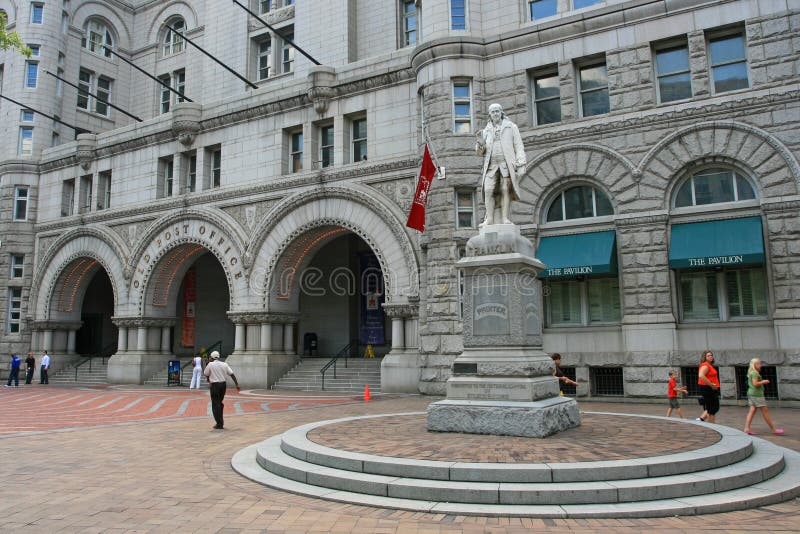 Benjamin Franklin Statue with old post office in Wahington DC royalty free stock image Benjamin Franklin Statue with old post office in Wahington DC royalty free stock image