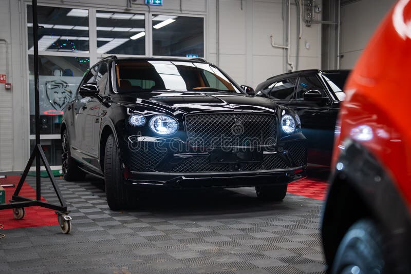 Bentley Bentayga Speed em ambiente fechado com grelha matrix e faróis LED imagens de stock