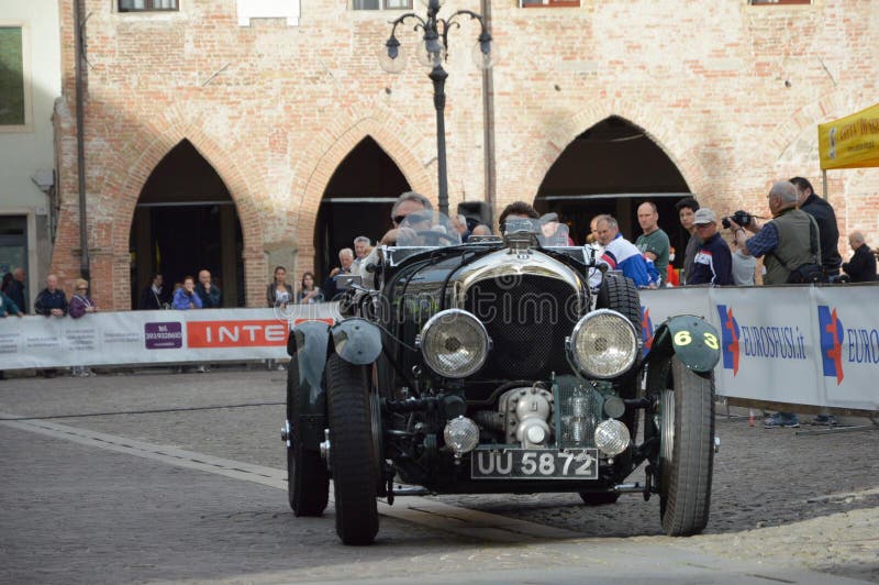 Bentley 4 5 litros SC, 1930 en 1000 millas compiten con 2014 imagen de archivo libre de regalías Bentley 4 5 litros SC, 1930 en 1000 millas compiten con 2014 imagen de archivo libre de regalías