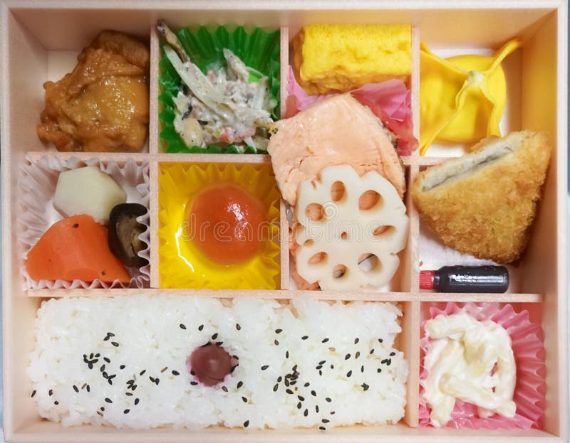 Bento ask Bento är den japanska traditionella takeaway divien för lunchasken royaltyfri foto Bento ask Bento är den japanska traditionella takeaway divien för lunchasken royaltyfri foto