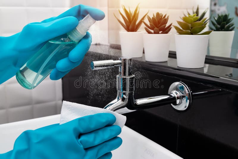 Benutzen Sie Hygienesorgfalt zu sanieren.. das Reinigungspersonal, das auf Alkoholspray Hahnhydranten und oft verwendet habe, Raum