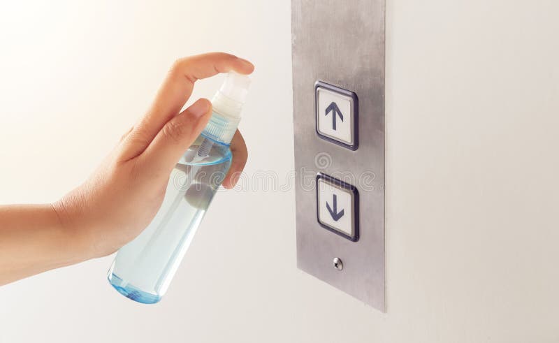 Benutzen Sie Hygienesorgfalt zu sanieren.. die Menschen, die auf Alkoholspray Aufzugsknopf und berührten nutzen oft, Raum für das