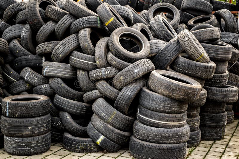 Benutzte Reifenstapel im Werkstattvulkanisierungsyard lizenzfreies stockfoto Benutzte Reifenstapel im Werkstattvulkanisierungsyard lizenzfreies stockfoto