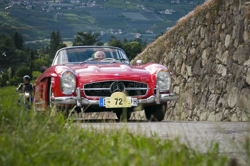 Benz classique du sud 300SL du Tyrol cars_2014_Daimler image stock Benz classique du sud 300SL du Tyrol cars_2014_Daimler image stock