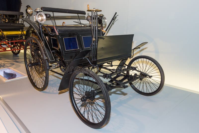 STUTTGART, NIEMCY MARZEC 19, 2016: Benz Motorowy Velocipede także znać jako Velo, 1884 Mercedes-Benz muzeum