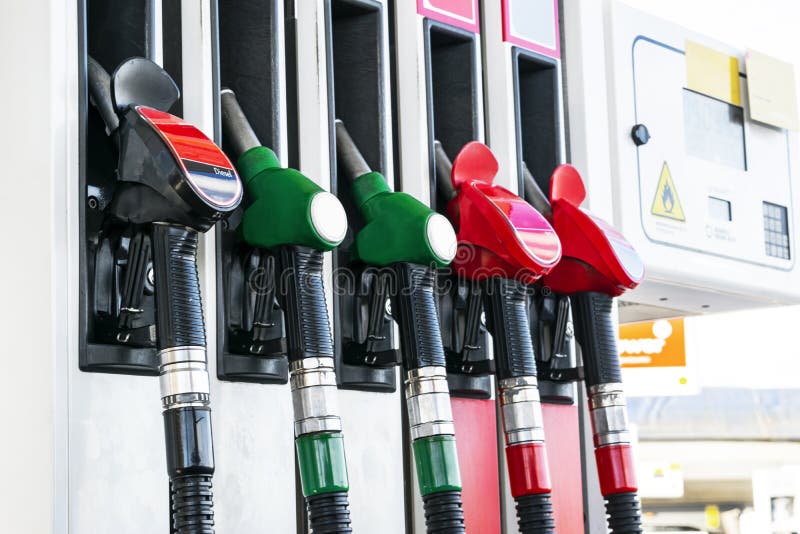 Benzina e distributore commerciale diesel alla stazione di servizio Ugelli della pompa di gas Primo piano di riempimento della pi immagine stock libera da diritti Benzina e distributore commerciale diesel alla stazione di servizio Ugelli della pompa di gas Primo piano di riempimento della pi immagine stock libera da diritti