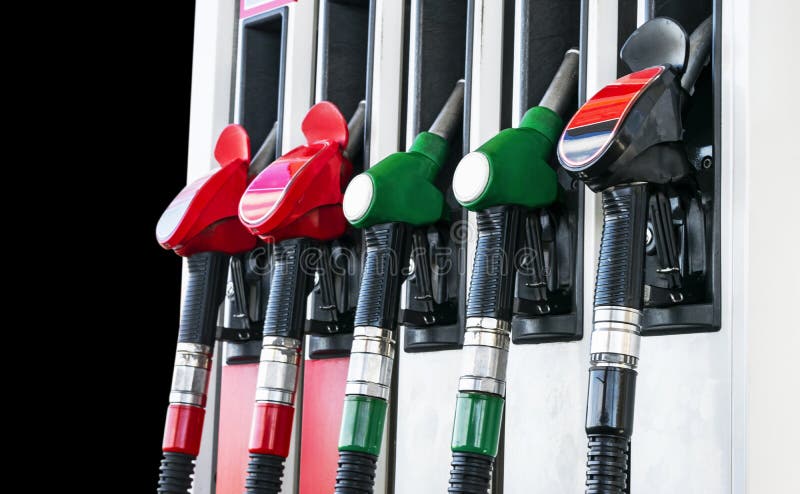 Benzina e distributore commerciale diesel alla stazione di servizio Ugelli della pompa di gas Primo piano di riempimento della pi fotografia stock Benzina e distributore commerciale diesel alla stazione di servizio Ugelli della pompa di gas Primo piano di riempimento della pi fotografia stock