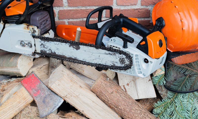 Benzine gedreven kettingzaag op een houten stapel royalty-vrije stock fotografie Benzine gedreven kettingzaag op een houten stapel royalty-vrije stock fotografie
