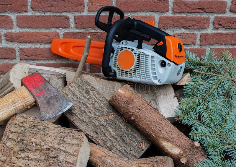 Benzine gedreven kettingzaag op een houten stapel royalty-vrije stock foto's Benzine gedreven kettingzaag op een houten stapel royalty-vrije stock foto's