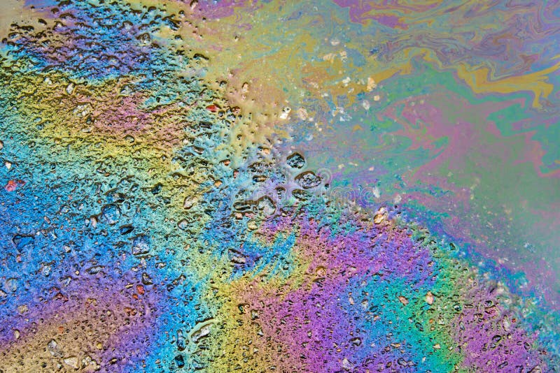 Benzine op het asfalt een groot vulkleiwater stock afbeelding Benzine op het asfalt een groot vulkleiwater stock afbeelding