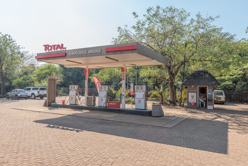 Benzinestation bij het de Rust van de Krokodilbrug Kamp stock afbeeldingen Benzinestation bij het de Rust van de Krokodilbrug Kamp stock afbeeldingen