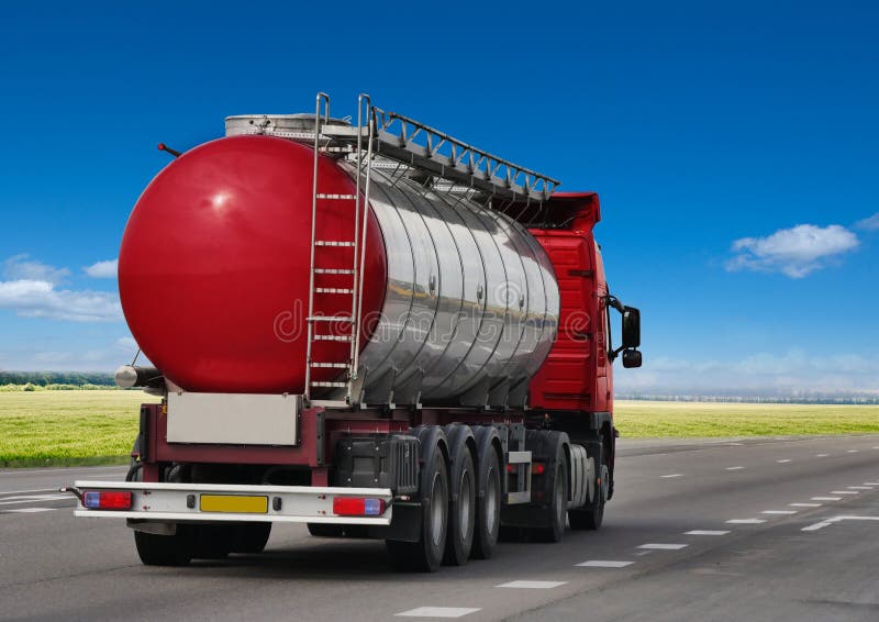 Benzinetanker op de asfaltweg, royalty-vrije stock foto Benzinetanker op de asfaltweg, royalty-vrije stock foto