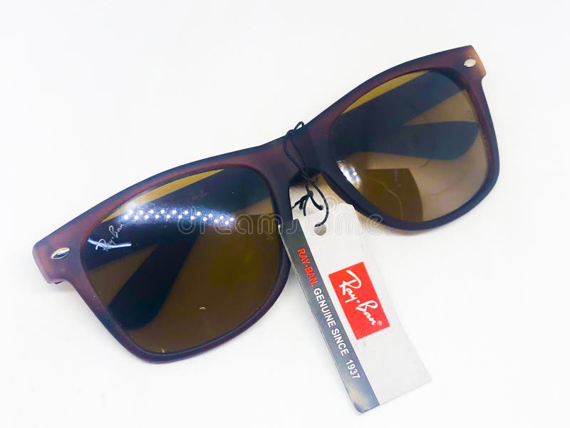 Beoordeling van zonnebrillen royalty-vrije stock foto