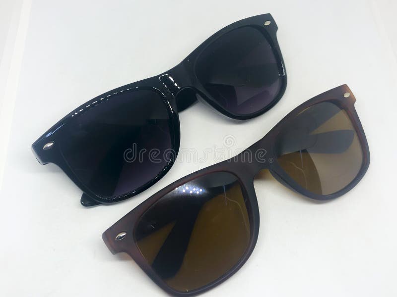 Beoordeling van zonnebrillen royalty-vrije stock afbeeldingen