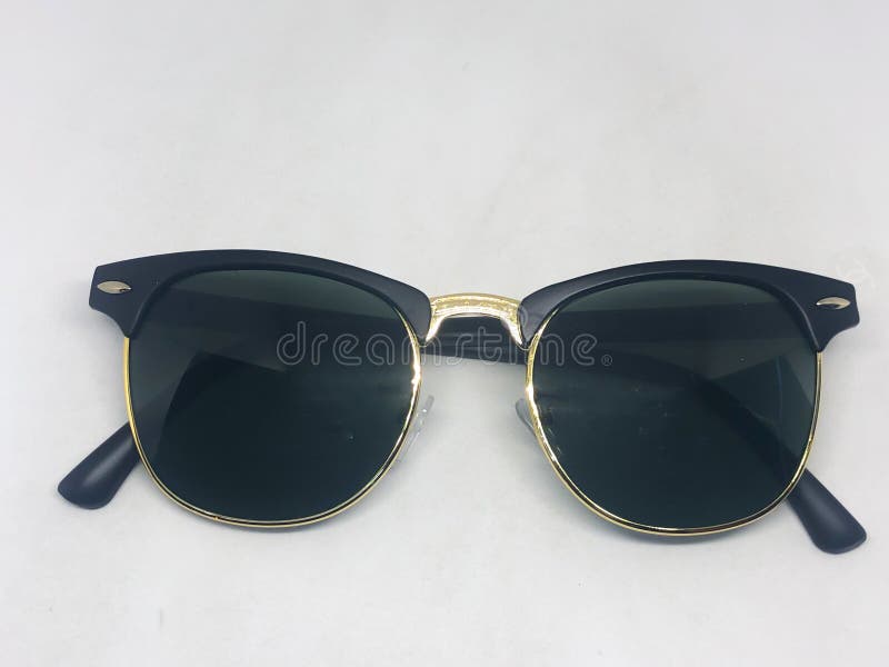 Beoordeling van zonnebrillen royalty-vrije stock afbeelding