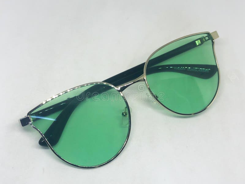 Beoordeling van zonnebrillen royalty-vrije stock afbeelding