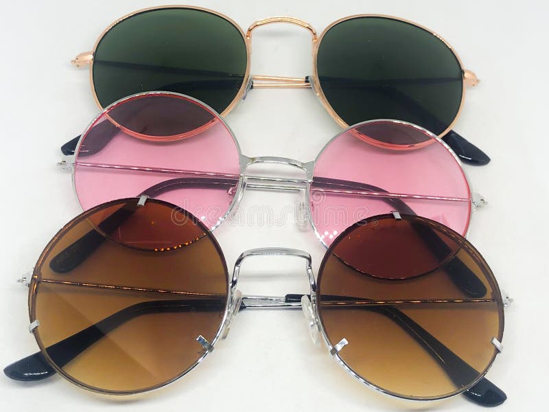 Beoordeling van zonnebrillen royalty-vrije stock afbeelding
