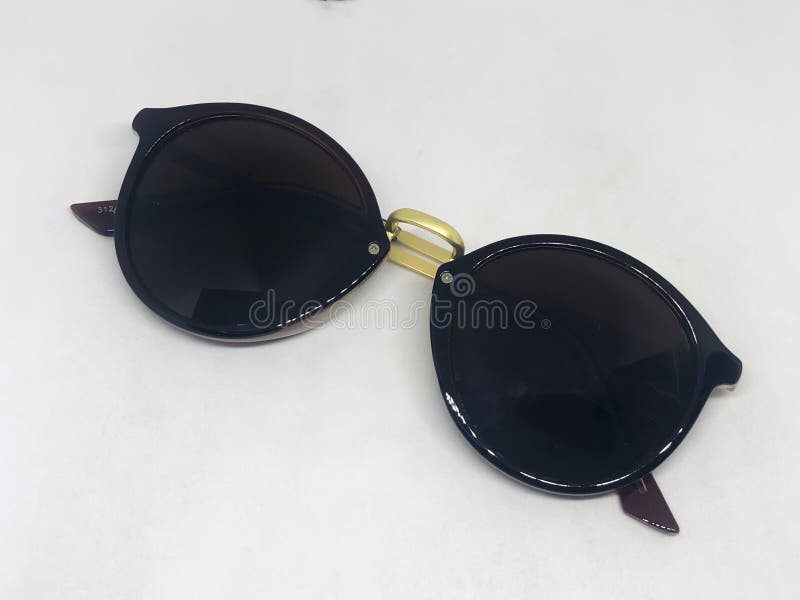 Beoordeling van zonnebrillen stock foto