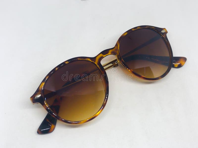Beoordeling van zonnebrillen royalty-vrije stock afbeelding