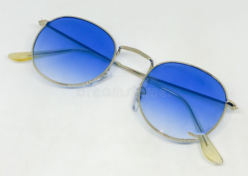 Beoordeling van zonnebrillen royalty-vrije stock afbeelding