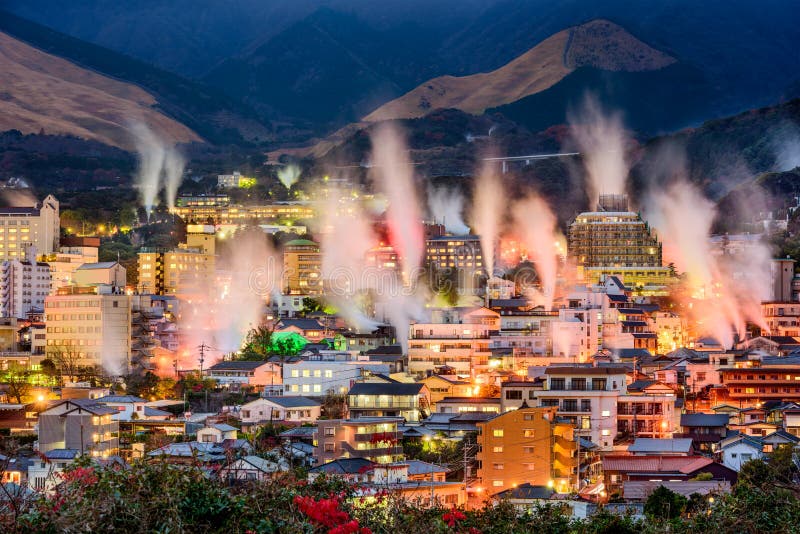 Beppu, Giappone paesaggio urbano con vasca termale case con aumento di vapore.