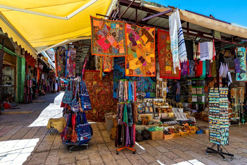 Großartiger Basar, Istanbul, Die Türkei - 04 23 2016: Gefälschte Taschen Im  Verkauf Im Gelegentlichen Geschäft Im Großartigen Bas Redaktionelles  Stockbild - Bild von blau, hintergrund: 143098559