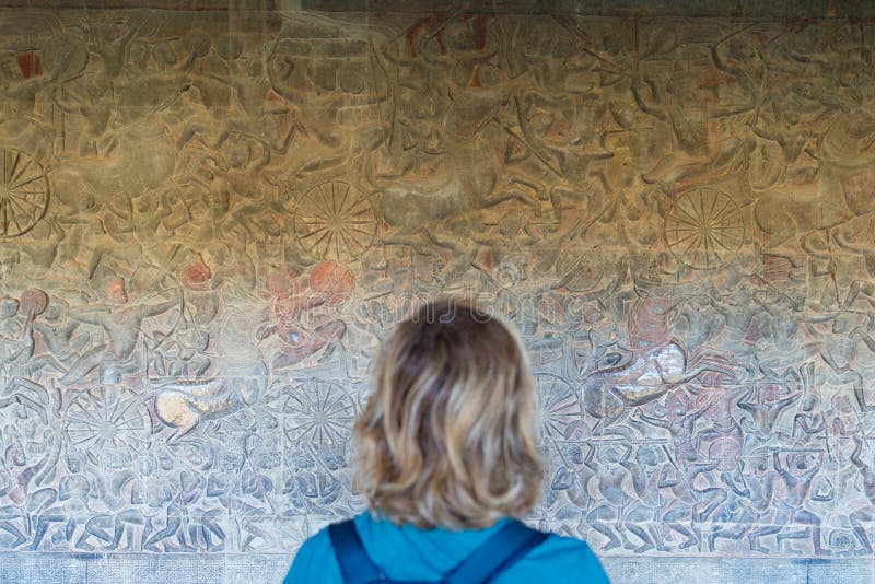 Ber?md basreflief som snidas i v?ggen av den Angkor Wat templet, v?rldsarvet och mest bes?kt turist- plats, Cambodja Turist- ut arkivfoton Ber?md basreflief som snidas i v?ggen av den Angkor Wat templet, v?rldsarvet och mest bes?kt turist- plats, Cambodja Turist- ut arkivfoton