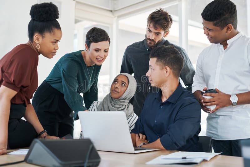 Beratung oder Geschäftsleute auf Laptop mit Feedback oder Teamwork. finanzielle oder lizenzfreies stockbild