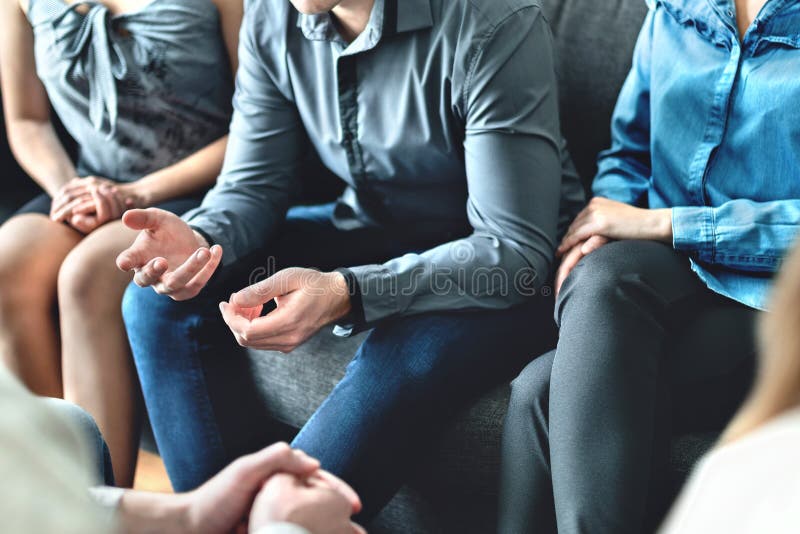 Beratung und Gespräch in der Gruppentherapie oder -sitzung Mann, der Geschichte zur Gemeinschaft teilt Zuf?llige Gesch?ftsleute i stockfotografie Beratung und Gespräch in der Gruppentherapie oder -sitzung Mann, der Geschichte zur Gemeinschaft teilt Zuf?llige Gesch?ftsleute i stockfotografie