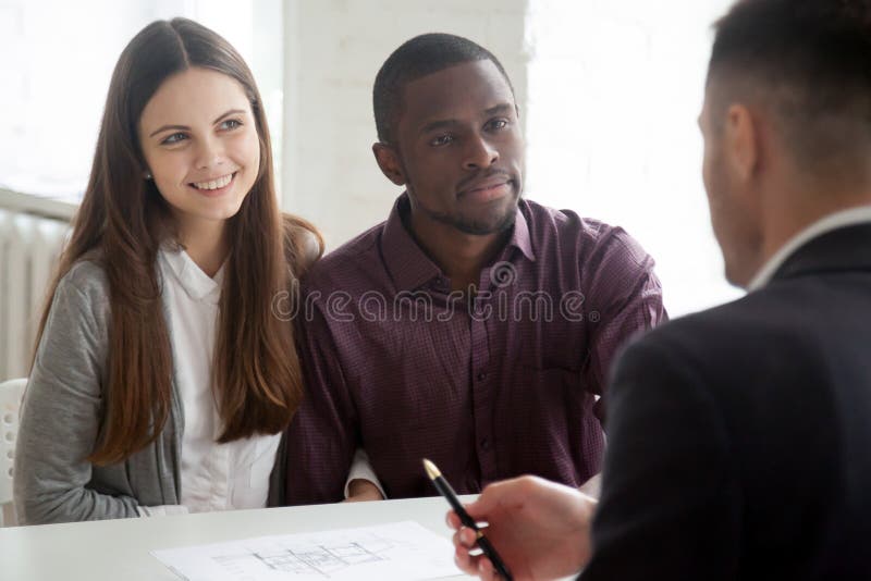Beratungsimmobilienagentur der multiethnischen Paare auf kaufendem Haus lizenzfreies stockbild Beratungsimmobilienagentur der multiethnischen Paare auf kaufendem Haus lizenzfreies stockbild