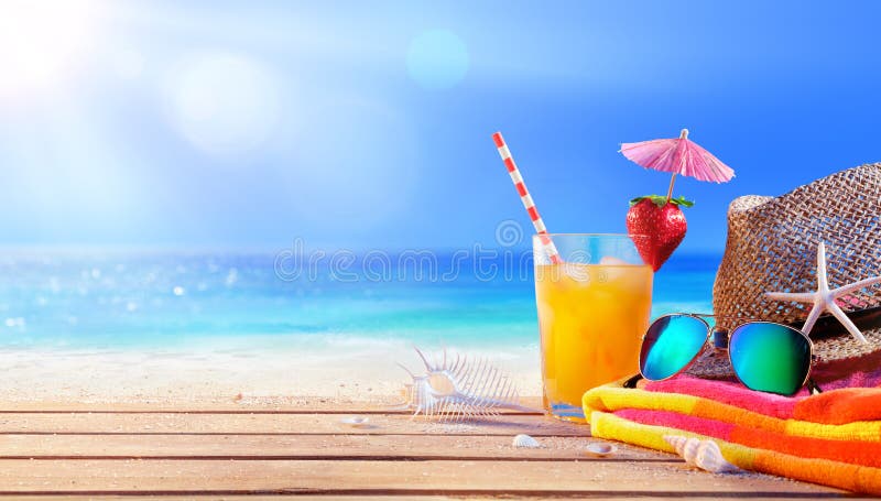 Bere e si rilassa sulla spiaggia